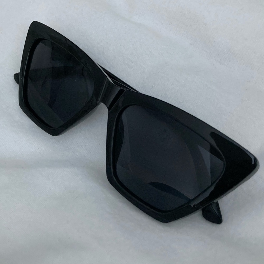 Angular cateye sunglasses